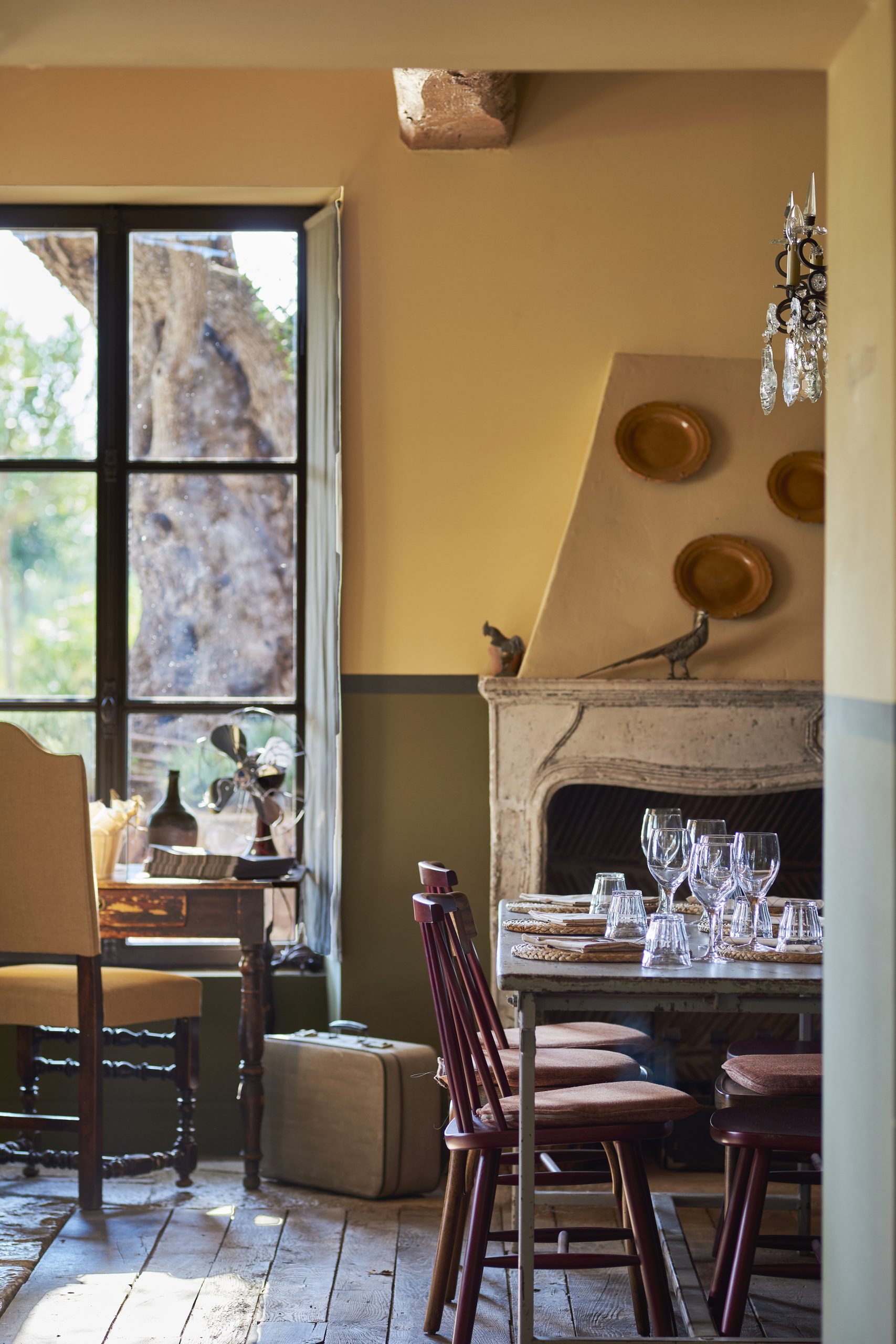 Un tour de tables à l'ombre en Provence | Sudnly